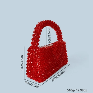 Détail du sac à main en perles rouges avec dimensions et finitions en acrylique