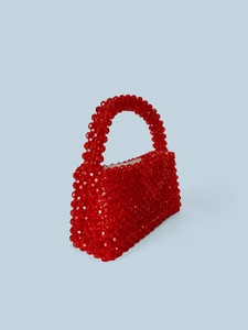 Sac à main artisanal en perles rouges avec corps structuré et poignée supérieure courbe