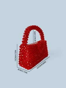 Sac à main en perles rouges avec boucle coeur et design en acrylique tissé, vue 45°