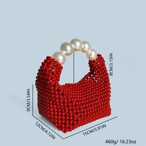 Détail du sac perlé rouge avec anse en perles blanches et dimensions 15x12x9 cm
