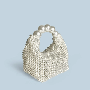 Détail de la texture de perles tissées à la main et de la poignée incurvée du sac à main