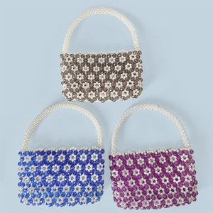 Detail handgefertigter Perlenhandtaschen mit Blumenmuster in Grau, Blau und Violett