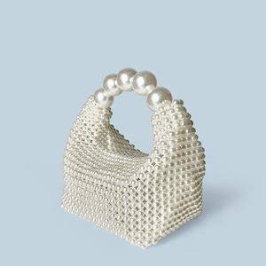 Détail d'un sac à main en perles crème fait main avec un design trapèze structuré