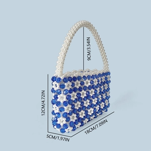 Detailansicht der Maße einer handgefertigten Perlenhandtasche mit blau-weißen Blumen