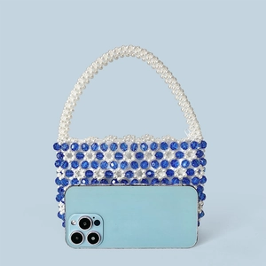 Detailansicht der handgefertigten Perltasche mit weißen und blauen Blumenmustern