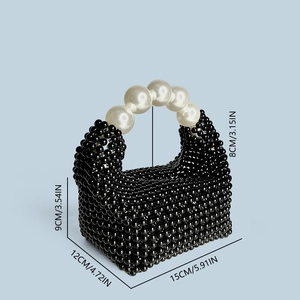 Détail d'un sac à main fait main en perles noires avec poignée en perles blanches et mesures