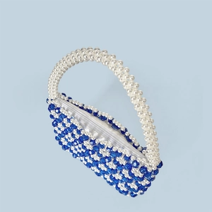 Detail der Perltasche mit blauem Schachbrettmuster und Perlen Griff am Oberteil