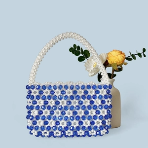 Detailansicht der blau-weißen Perlenhandtasche mit handgewebter Blumen-Netzstruktur