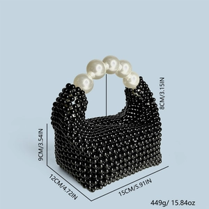 Vue détaillée du sac à main perlé à la main avec dimensions et grande anse en perle