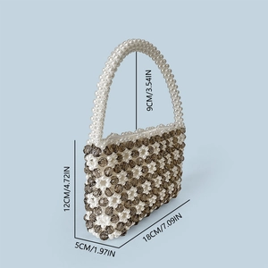 Detailansicht der Maße der handgefertigten Perltasche mit weißen und grauen Blumenmustern