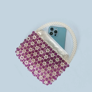 Detail der floralen Perlenhandtasche mit weißem Satinfutter und geräumigem Innenraum