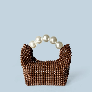 Détail du sac perlé fait main avec micro-perles brunes et poignée en perles