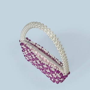 Detailansicht der handgefertigten Perltasche mit lila Perlen und rosa Satinfutter