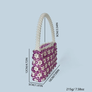 Detaillierte Maße der handgefertigten Perlenhandtasche mit weißen und lila Kristallperlen