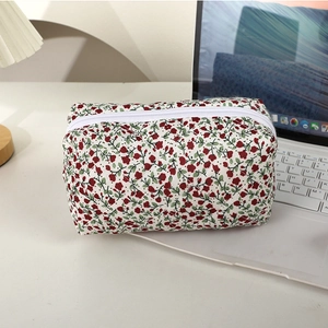 Detailaufnahme der gesteppten Baumwoll-Kosmetiktasche mit floralem Muster und Reißverschluss