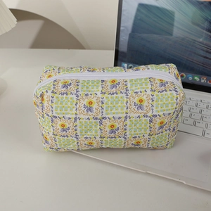 Detailansicht der gesteppten Kosmetiktasche aus Baumwolle mit Blumenmuster und Reißverschluss