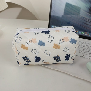 Nahaufnahme einer gesteppten Baumwolltasche mit blauen und orangen Bärenmustern für Make-up