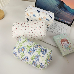 Dreiteiliges Set gesteppter Baumwolltaschen mit floralem und Kirsch-Muster