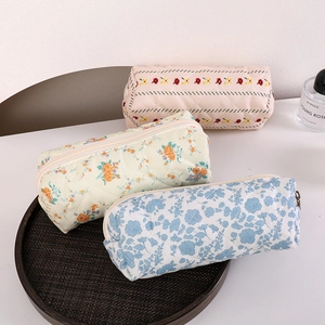 Estuches de algodón acolchado con motivos florales en tres suaves variantes
