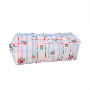 Estuche de algodón acolchado con motivo floral y diseño de cuadros azules de viaje