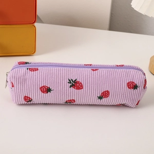 Detailansicht des lila Cord-Mäppchens mit Erdbeermuster auf einem weißen Tisch