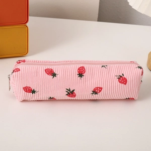 Detailansicht des rosa Cord-Mäppchens mit Erdbeermuster und weicher Textur