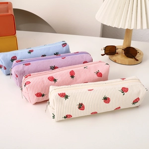 Etuis aus Cord mit Erdbeermuster in Hellblau, Lila, Rosa und Creme im ästhetischen Set