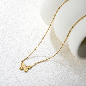 Élégant collier pendentif papillon en or 18 carats avec chaîne perlée sur pierre