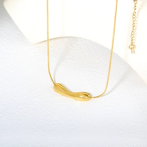 Collier chaîne serpent dorée minimaliste avec un pendentif haricot poli irrégulier