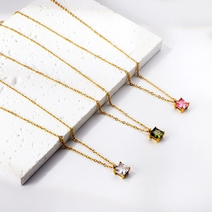Pendentifs carrés en zircon rose, vert et blanc sur colliers plaqués or 18 carats
