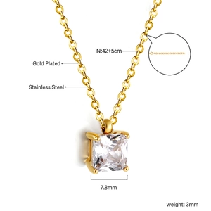 Détail du pendentif en zircone avec chaîne plaquée or 18K montrant les dimensions et le fermoir