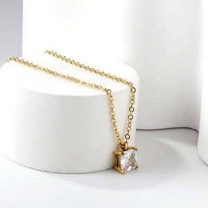 Collier en acier inoxydable plaqué or 18K avec pendentif solitaire carré en zircone