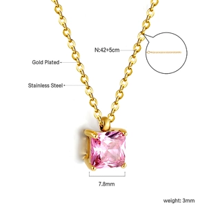Détails du collier en plaqué or 18K avec pendentif en pierre rose carrée et mesures