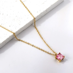 Collier plaqué or 18K avec pendentif minimaliste carré rose et chaîne fine dorée