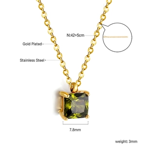Détail du pendentif en pierre verte carrée sur une chaîne en acier inoxydable doré