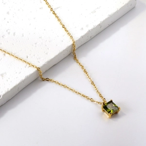 Collier en acier inoxydable doré avec un pendentif en pierre précieuse vert olive carré
