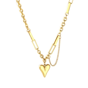 Collier avec pendentif cœur doré poli et chaîne à maillons superposés sur fond blanc