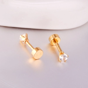 Vue macro de boucles d'oreilles 4 griffes en acier doré avec zircons ronds brillants