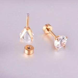 Boucles d'oreilles dorées avec zircon rond à quatre griffes et fermoir à vis