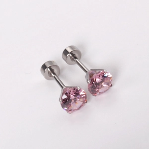 Détail de boucles d'oreilles zircon rose avec monture 4 griffes en acier inoxydable