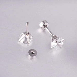 Gros plan sur des boucles d'oreilles en zircone à six griffes avec fermoir à vis sécurisé