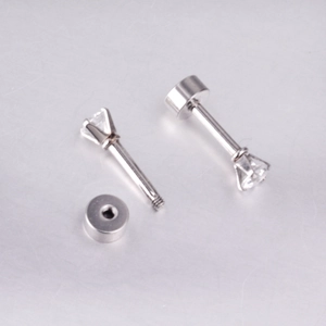 Détail de boucles d'oreilles en acier titane argenté avec strass et fermoir à vis