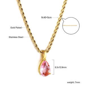 Détail du pendentif rose taille poire sur chaîne torsadée dorée de 40+5cm de long