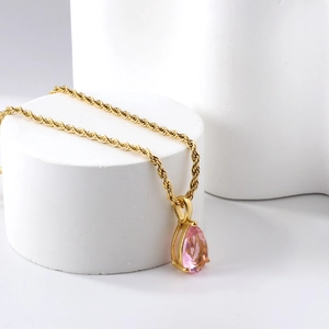 Élégante chaîne corde dorée avec pendentif en pierre rose en forme de poire pour femme