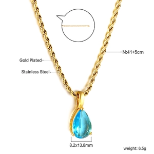 Détail de la chaîne torsadée en acier plaqué or 18K avec fermoir et extension réglable