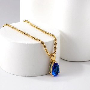 Collier pendentif saphir bleu en goutte d'eau avec chaîne torsadée plaquée or 18 carats