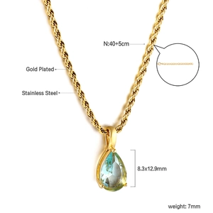 Détail du collier pendentif goutte de zircon montrant les spécificités de l'acier doré
