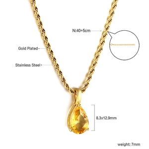 Détail du collier en acier inoxydable doré 18 carats avec gemme jaune en goutte
