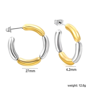 Vue détaillée des boucles d'oreilles bicolores en forme de C avec mesures