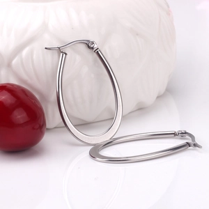 Minimalist silver oval hoop earrings in stainless steel for a classic fashion look